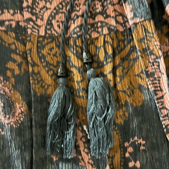 Gray/ Peach Paisley Boho Sleeveless Lace Drawstring Neckline X-Long Tunic Top - Picture 5 of 7